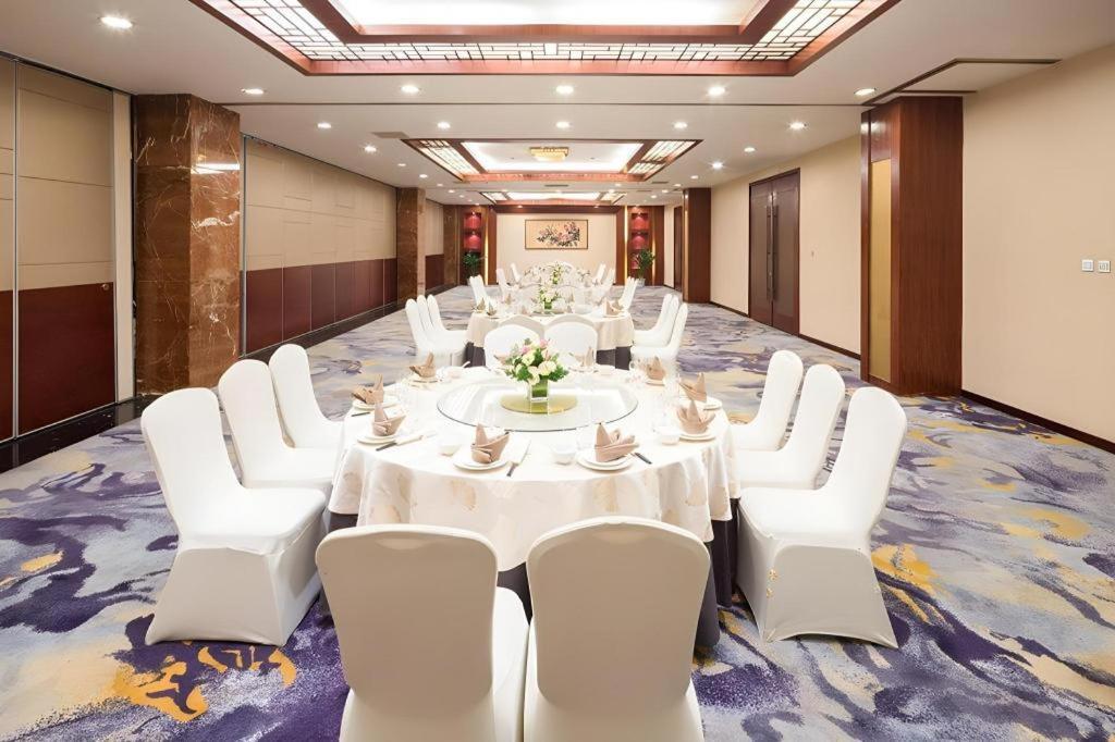 Expo Garden Hotel Kunming Exterior photo